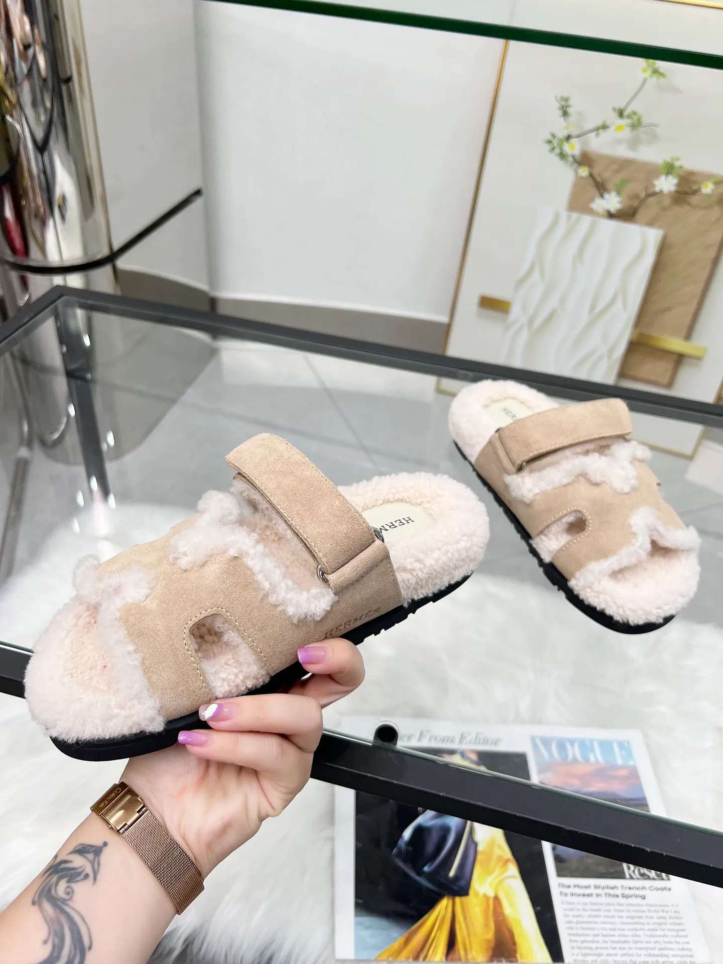 👟👟Ex-factory price 440👟👟 🌸[HERMES] My horse’s classic hot style second uncle🐑wool slippers🆕 are now available. A must-have item for autumn and winter ✅ Versatile and fashionable at home and out on the street 🍀The colors are extremely colorful! Walking Tuscany! TPR non-slip outsole is super light ️ Super comfortable on the feet without any sense of restraint I can’t stop drinking coffee ☕ My second uncle can’t take it off Color: maroon sand color light gray haze blue leather surface black code number: 35-40 (41 customized, non-returnable) Factory ready supply